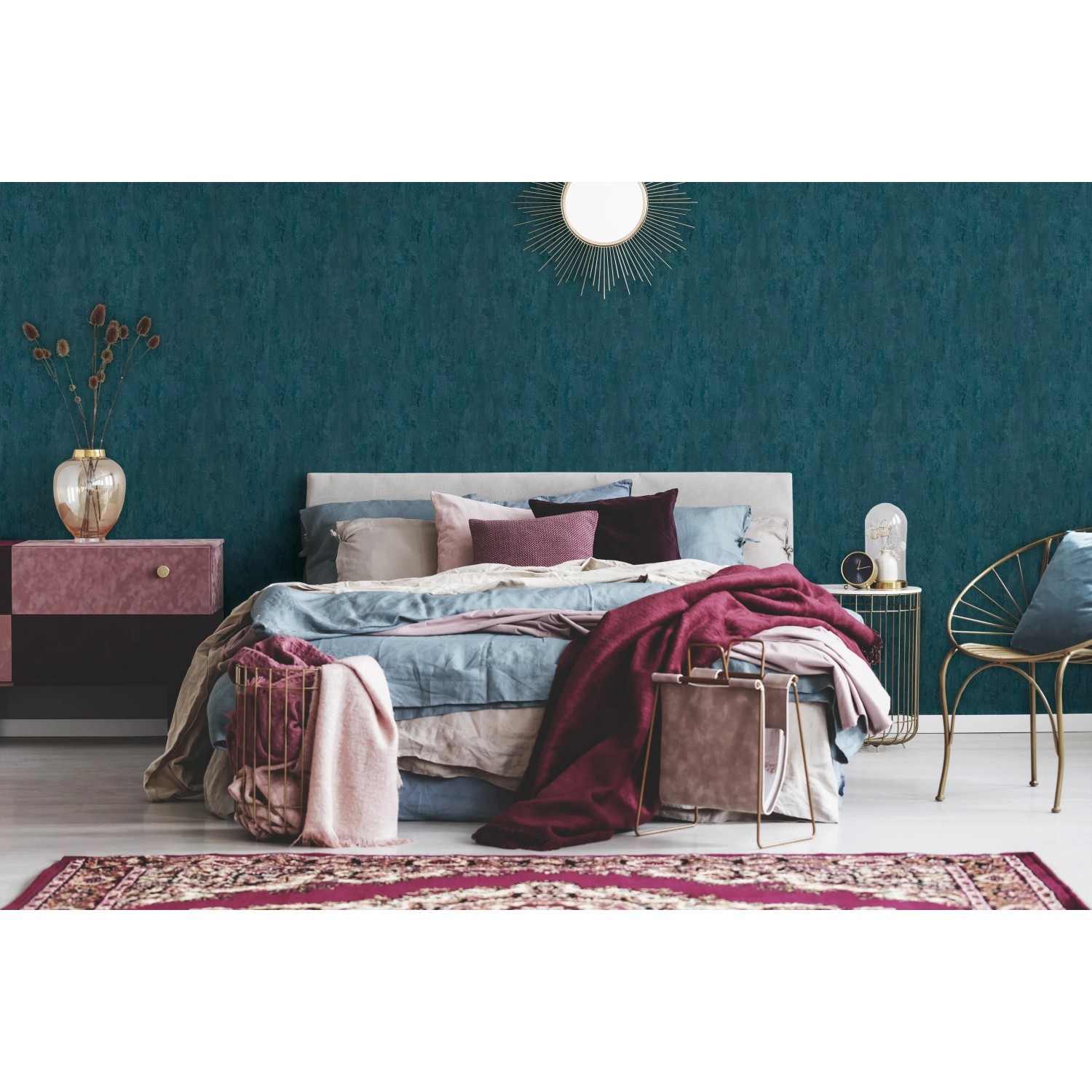 Schlafzimmer mit blauer Vliestapete Trendwall 2 Uni Glänzend FSC® an der Wand.
