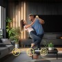 Paar tanzt vor Wandpaneelen mit warmweißen Briloner LED-Band. Starter-Set für stimmungsvolle Beleuchtung.