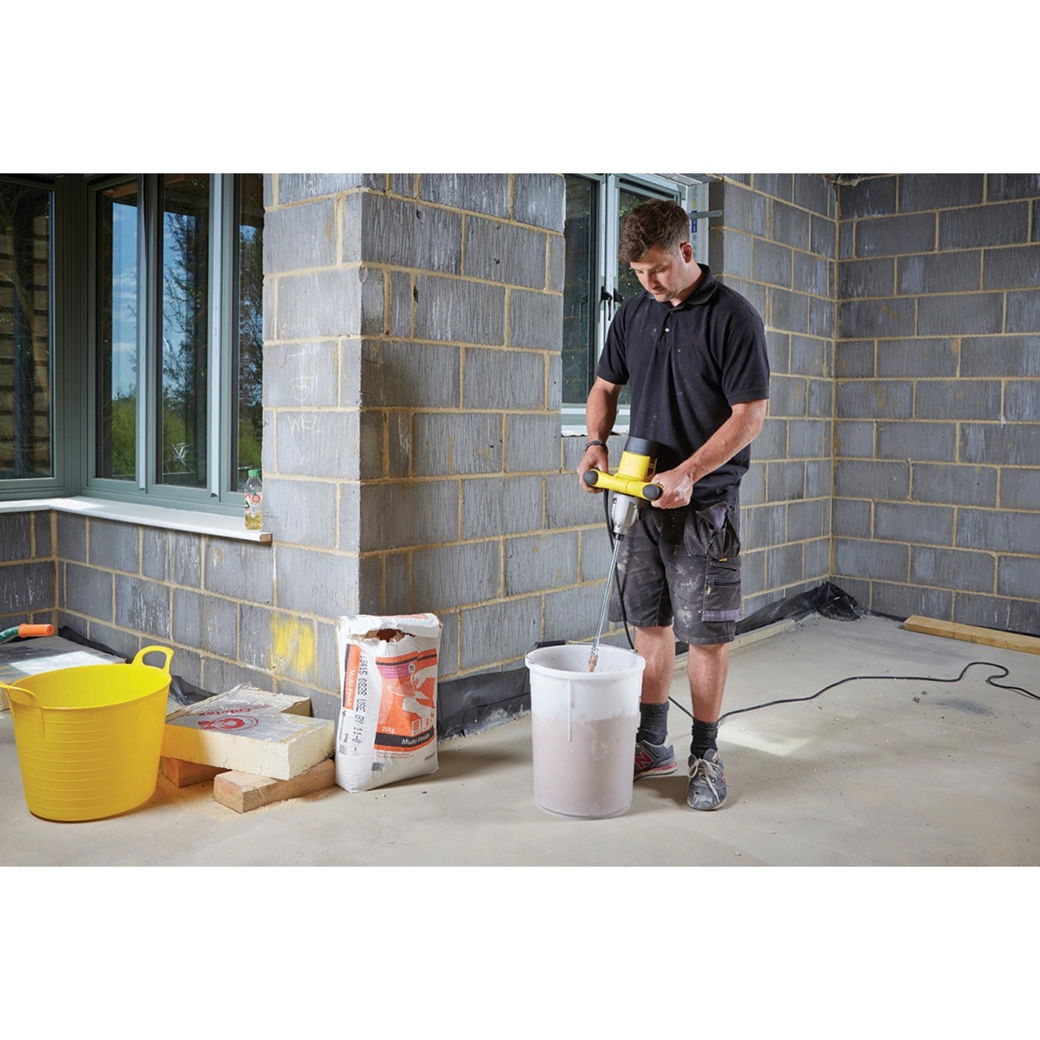 Stanley FatMax Rührgerät FME190 beim Anrühren von Mörtel im Innenbereich.