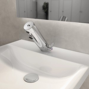 Ideal Standard Sensorflow Waschtischarmatur mit Netzteil in Chrom auf einem weißen Waschbecken.