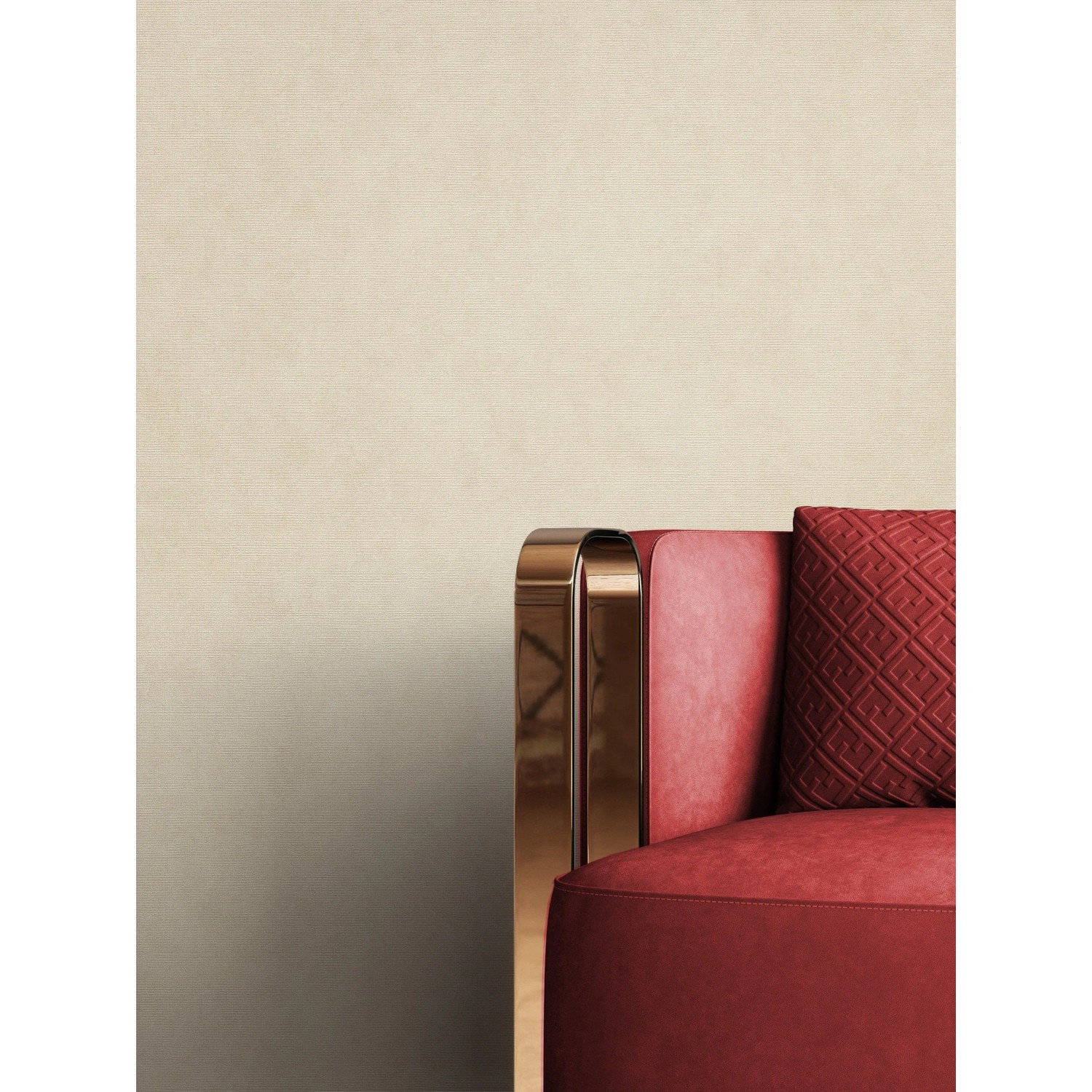 Beige Vliestapete Zeno mit Textilstruktur und rotem Sofa im modernen Wohnraum.