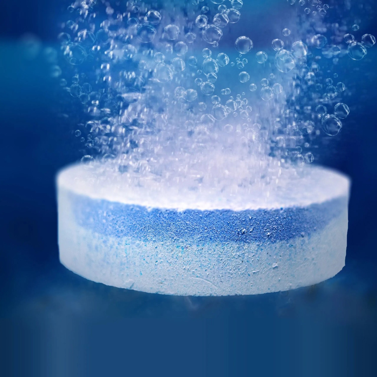 Brausetablette Bayzid 6in1 Multitabs im Wasser, Poolreinigung.