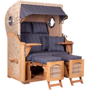 GarWoh Strandkorb Rantum Teak mit blau-gestreiften Polstern und Bullaugen.