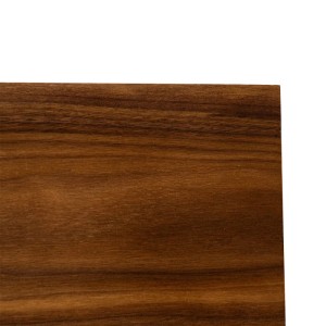 Braune Walnussholz-Maserung der ländlichen QAZQA Otan Wandleuchte. Detail der Holzoberfläche für Lampe.