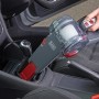 Black+Decker Dustbuster Pivot Autosauger 12V in Anwendung im Auto.