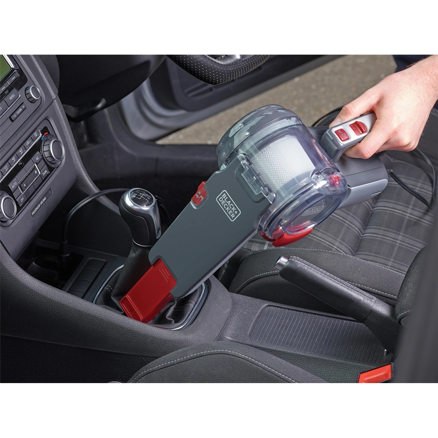 Black+Decker Dustbuster Pivot Autosauger 12V in Anwendung im Auto.