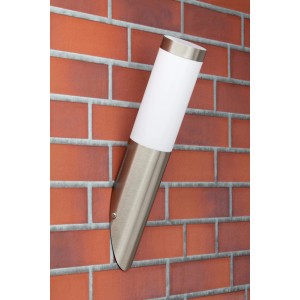 Moderne Außenwandleuchte Kinna aus Edelstahl und weißem Kunststoff an einer Backsteinwand.