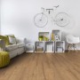 Verlegtes Kaindl Laminat Eiche Zermatt Vispa im Wohnraum mit Möbeln.