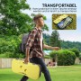 Junger Mann trägt gelben Kunststoff-Koffer für Badminton Netz Set im Freien. Zeigt tragbares Spiel & Spaß Equipment.