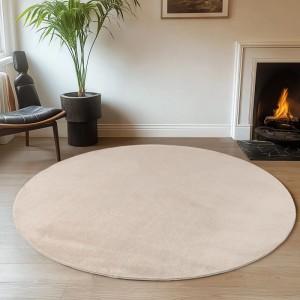 Runder, creme-farbener Ayyildiz Kurzflorteppich Joy (Ø 200 cm) im Wohnzimmer.
