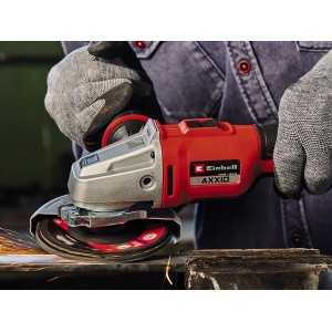 Einhell Winkelschleifer mit Schnellspannmutter M14 im Einsatz beim Schleifen von Metall.