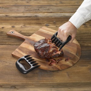Rösle Pulled Pork Gabeln (2-tlg.) beim Zerteilen von Fleisch auf Holzbrett.