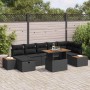Schwarzes 8-teiliges Garten-Sofa-Set aus Poly Rattan mit Kissen und Tisch.