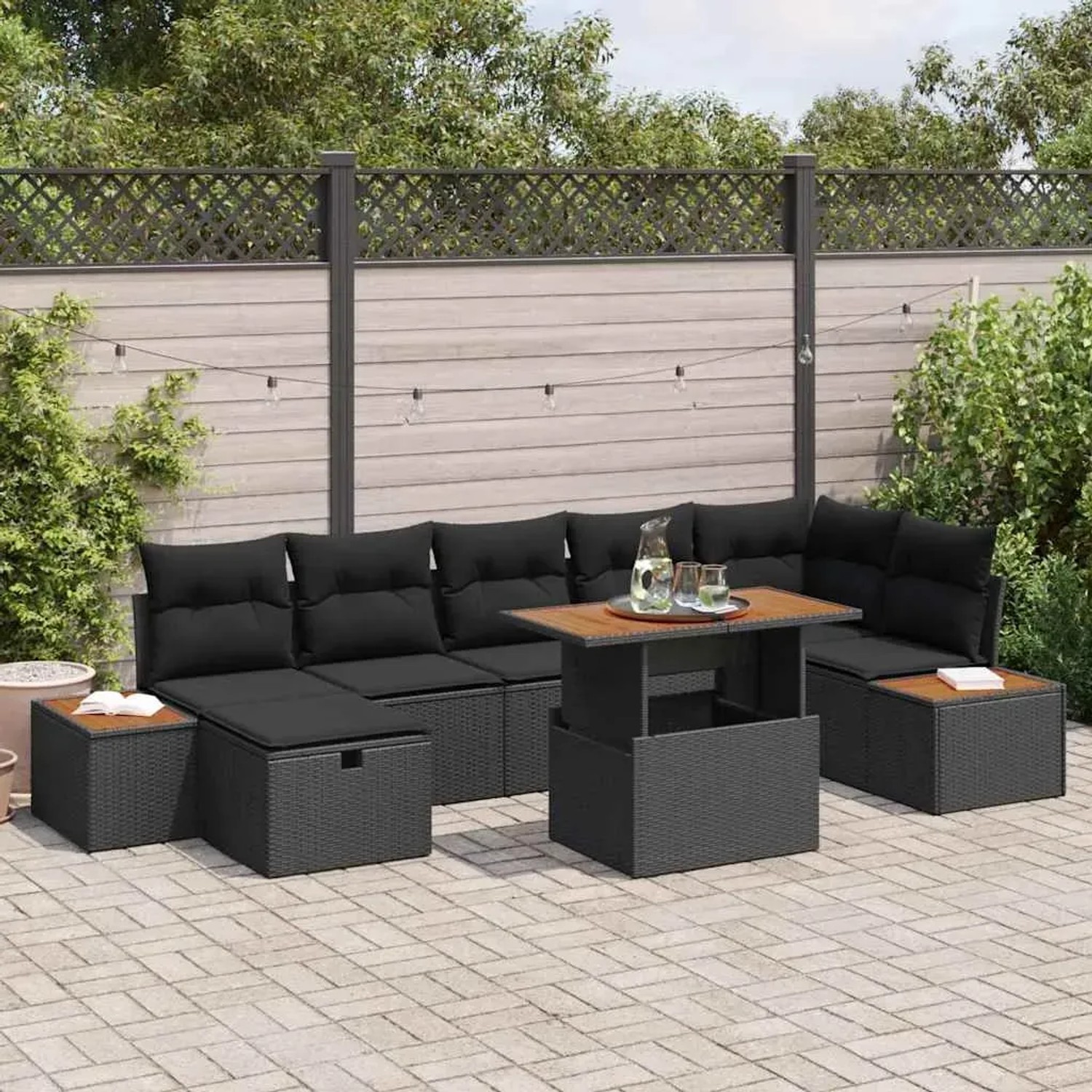 Schwarzes 8-teiliges Garten-Sofa-Set aus Poly Rattan mit Kissen und Tisch.
