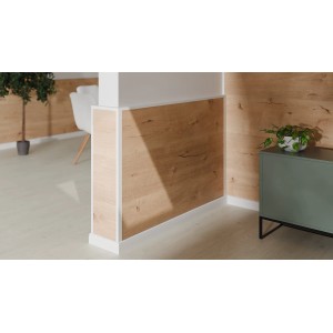 Egger Decowall Abdeckleiste AL201 in Weiß, montiert an Wandpaneelen mit Holzdekor.