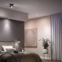 Philips Hue Centura Einbauspot im Schlafzimmer mit warmweißem Licht.