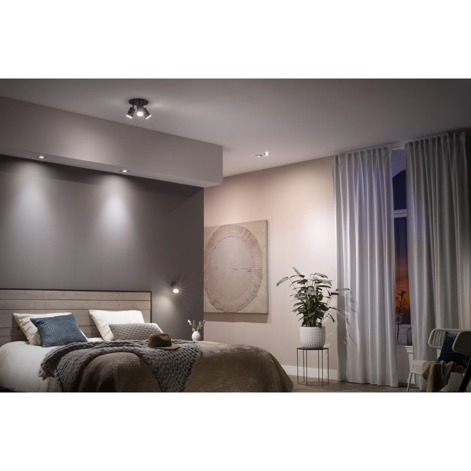 Philips Hue Centura Einbauspot im Schlafzimmer mit warmweißem Licht.