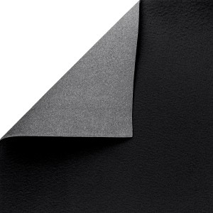 Schwarzer Primaflor Eventteppich Podium, Meterware mit aufgerollter Ecke, die die graue Unterseite zeigt.