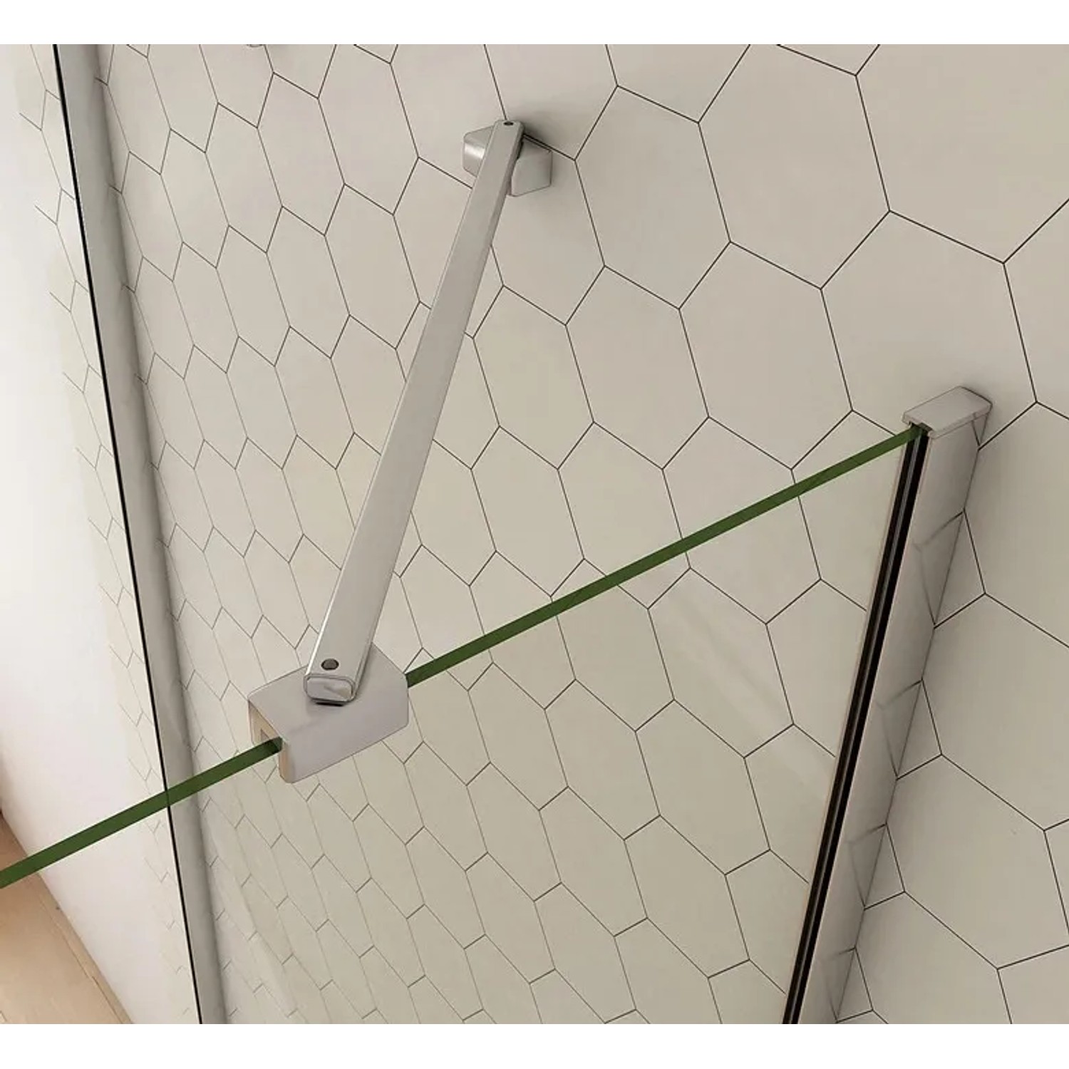 Detailansicht U-Duschkabine mit Stabilisierungsstange und NANO-Glas Beschichtung.