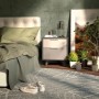 Weiße SOTECH Griffleiste BLANKETT Jane aus Aluminium an grauem Nachttisch im Schlafzimmer.