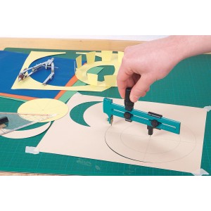 Wolfcraft Kreisschneider im Einsatz zum Schneiden eines Kreises.