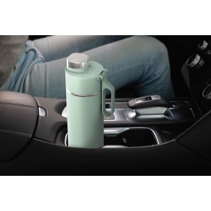 Mintfarbene Ninja Thirsti Trinkflasche (700 ml) im Getränkehalter eines Autos.