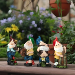 Buntes 4er Set musizierender Gartenzwerge aus Polyresin. Frostsichere Dekofiguren mit Instrumenten für Garten & Terrasse.