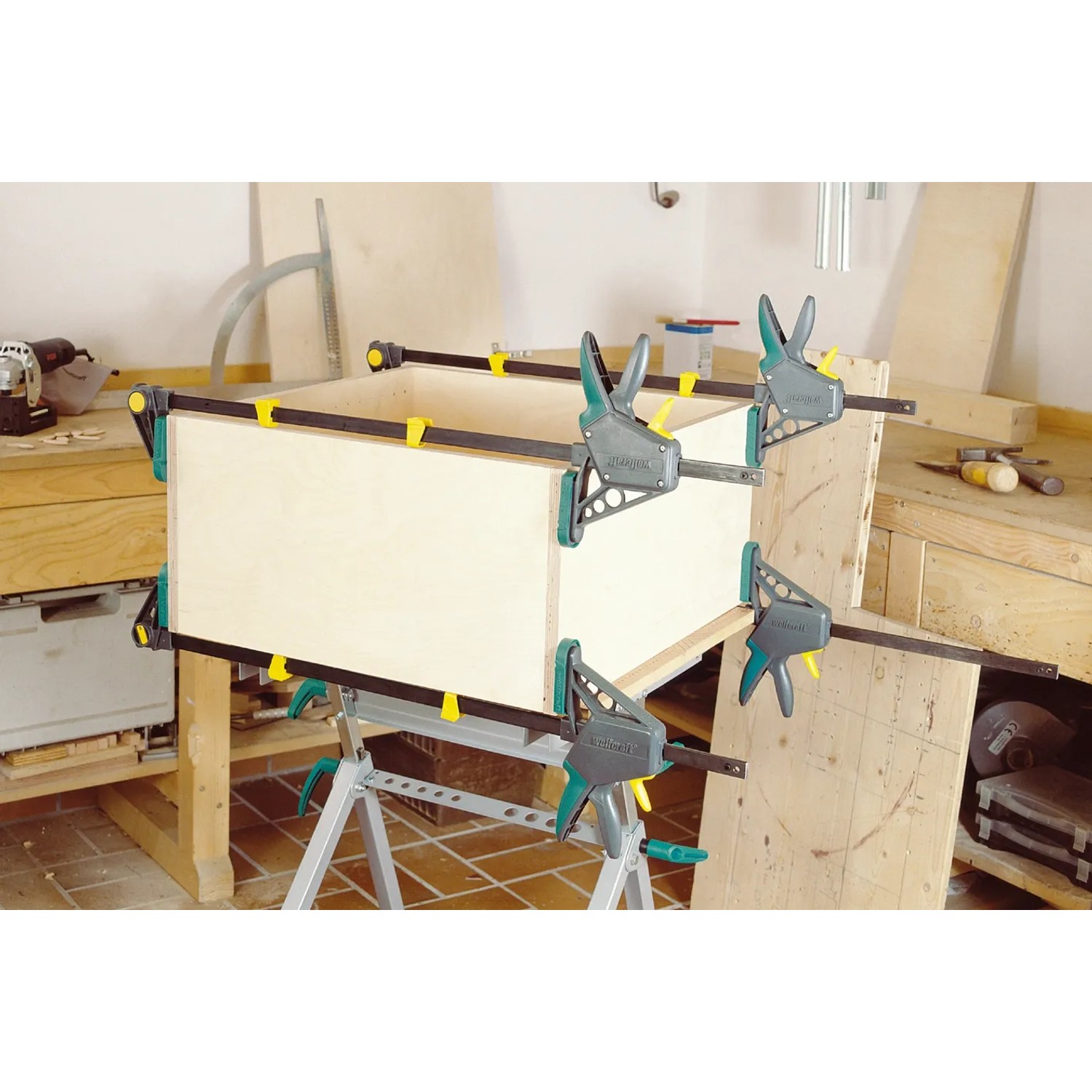 Werkstück fixiert mit wolfcraft Einhandzwingen EHZ Pro 100-700. Spannwerkzeug im Einsatz.