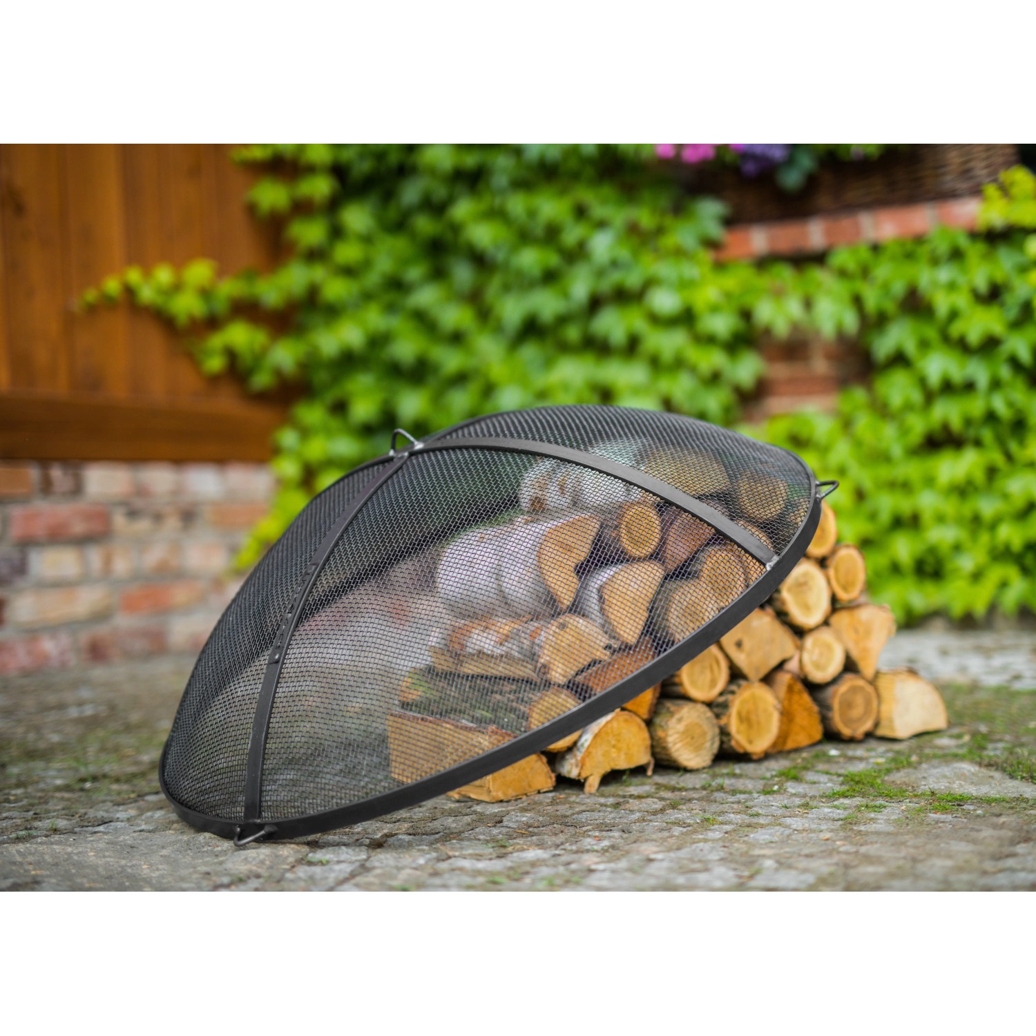 Schwarzer CookKing Funkenfang aus Stahl für 79 cm Feuerschalen als Grillutensil.
