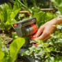 Gardena Aqua Zoom Compact Viereckregner im Einsatz, präzise Bewässerung im Garten.