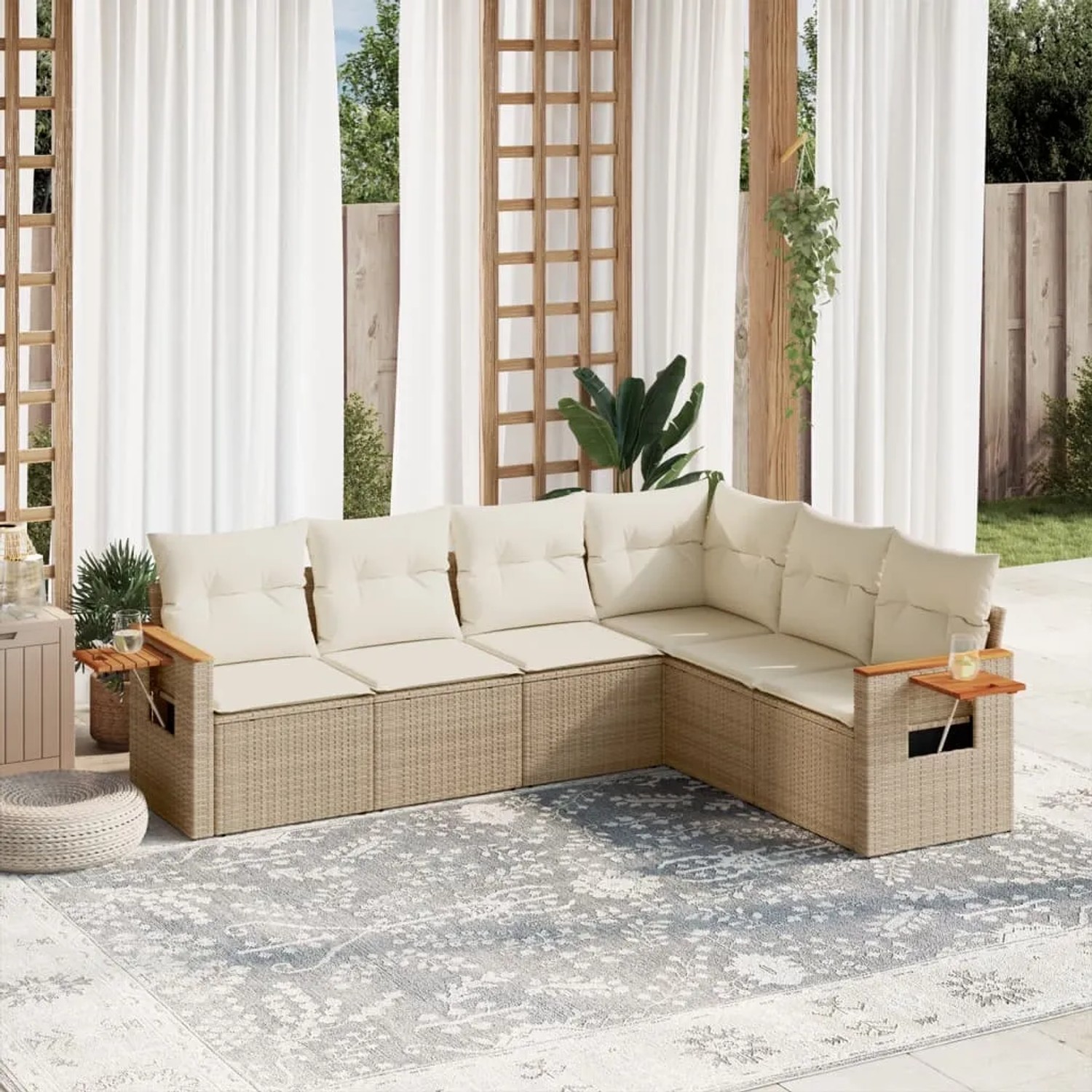 Beige 6-tlg. Garten-Sofagarnitur aus Rattan mit cremeweißen Kissen und Ablagetischen.