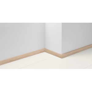 Parador Sockelleiste SL 3 Eiche D041, 40mm hoch, als Wandabschluss montiert.