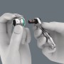 Hände verbinden Wera 13 mm Stecknuss mit kleiner Ratsche. Wera Werkzeugset Tool-Check Combi 1 für Montage.