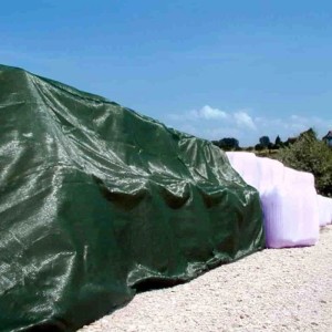 Grünes Klasebo Ballenschutznetz aus Kunststoff, 10x25m, bedeckt Heu- und Silageballen im Freien vor Witterung.