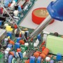 LUX Lötkolben-Set 30 W beim Löten auf einer Platine mit elektronischen Bauteilen.