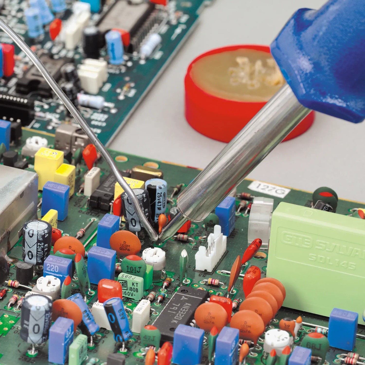 LUX Lötkolben-Set 30 W beim Löten auf einer Platine mit elektronischen Bauteilen.