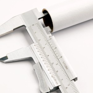 Detailaufnahme: Weiße Orion Lightstyle Kerzenhülse wird mit Messschieber gemessen.