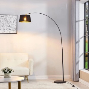 Moderne, schwarze Bogenlampe mit goldenem Lampenschirm im Wohnzimmer. Innenleuchte für gemütliches Licht.