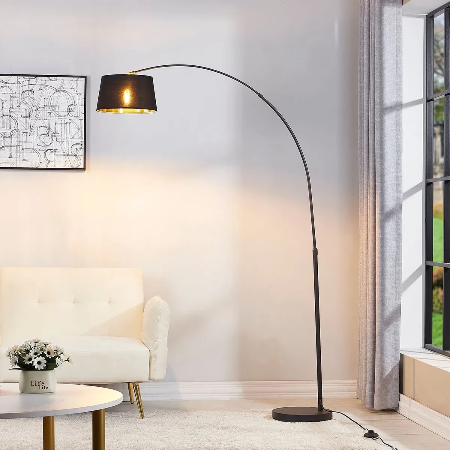 Moderne, schwarze Bogenlampe mit goldenem Lampenschirm im Wohnzimmer. Innenleuchte für gemütliches Licht.