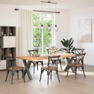 Esstisch mit anthrazitfarbenen X-förmigen Tischbeinen aus Stahl und Stühlen im Esszimmer.