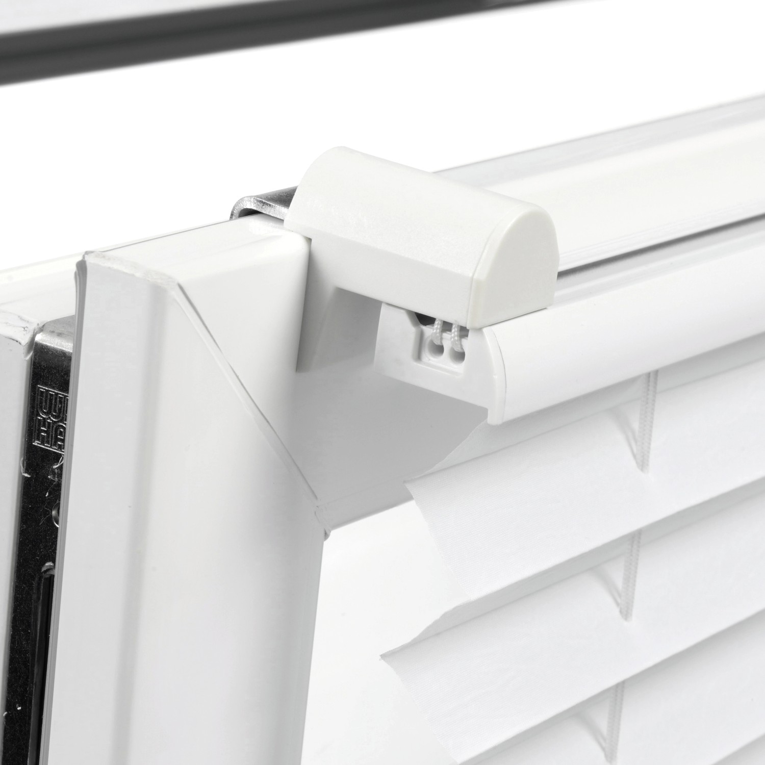 Detailaufnahme des weißen Gardinia EasyFix Thermo-Plissees mit Bedienschienen und Klemmträger.