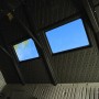 Innenansicht Lifetime Gerätehaus Sky, anthrazitgraues Kunststoff-Gartenhaus mit Dachfenstern.