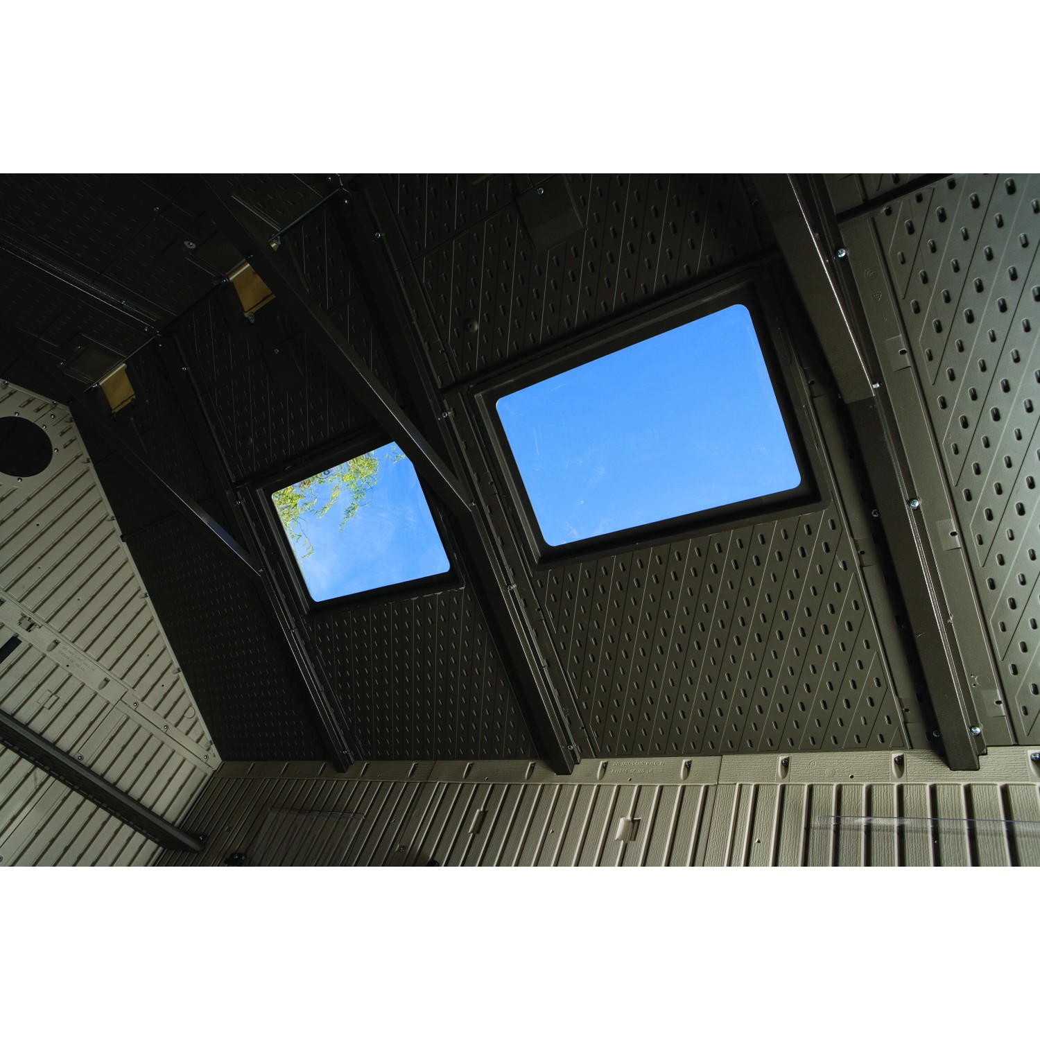 Innenansicht Lifetime Gerätehaus Sky, anthrazitgraues Kunststoff-Gartenhaus mit Dachfenstern.