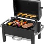 Tepro Toronto Holzkohlegrill Easy, schwarz, mit Grillgut wie Würstchen und Schaschlik.