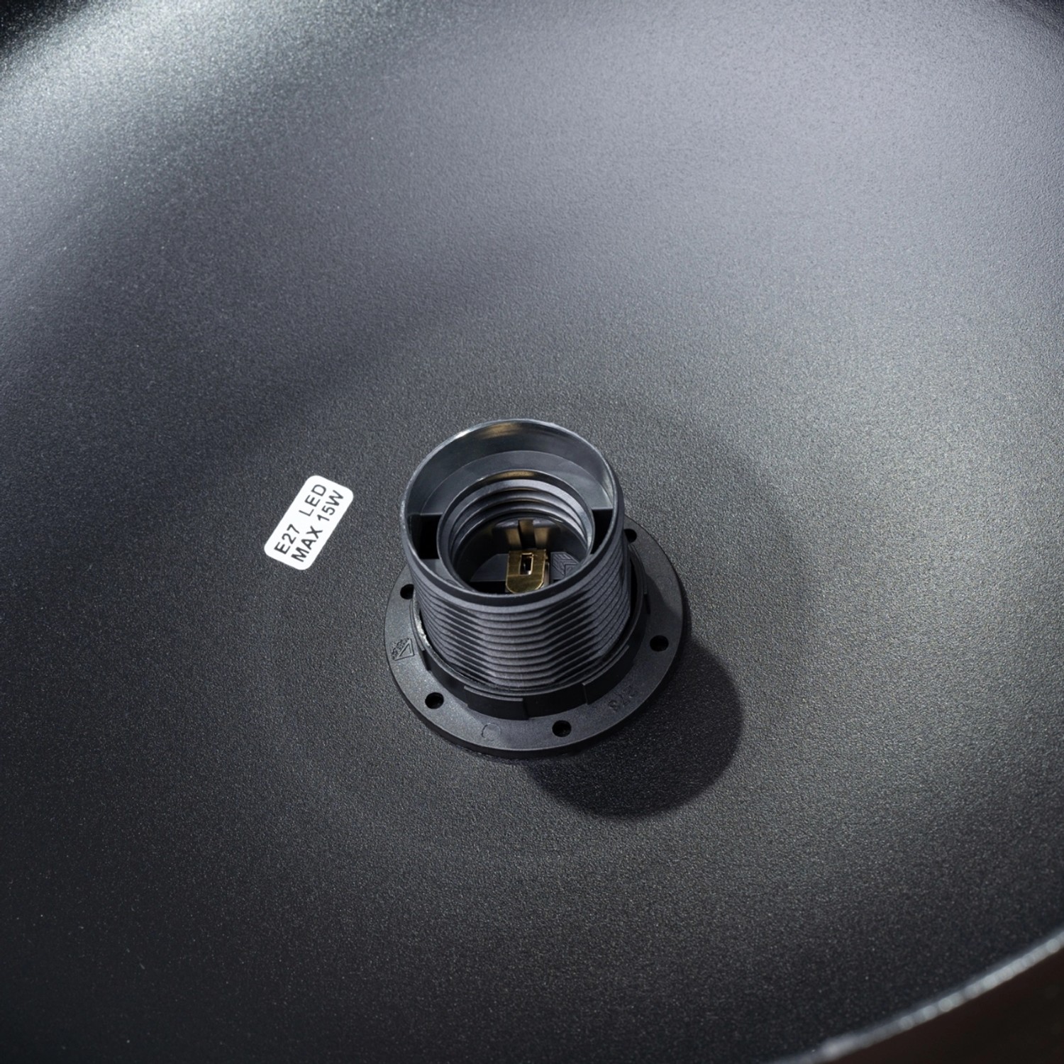 Detailaufnahme der E27 Fassung der schwarzen Sollux Lighting Pendelleuchte Marion.