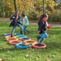 Kinder spielen mit bunten Schwimmnudeln und Comfy Steckverbindern im Garten.