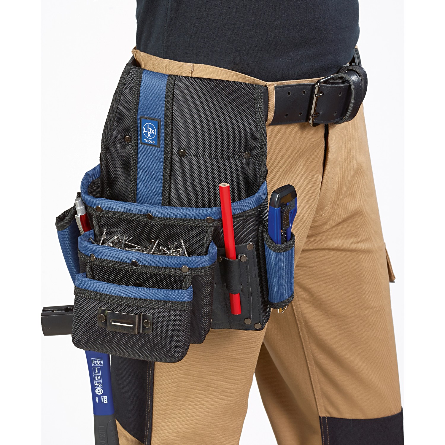 LUX Nageltasche Nylon mit 3 Fächern am Arbeitsgürtel, gefüllt mit Werkzeug.