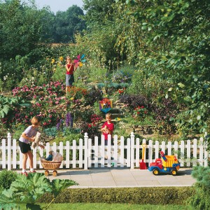 Weißes Gartenzaun Tor Longlife Cara (rechts) mit Kindern im Garten.