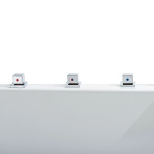 Detailansicht der Armaturen der Basera® Futuna Eck-Whirlpool Badewanne, Chromoptik.