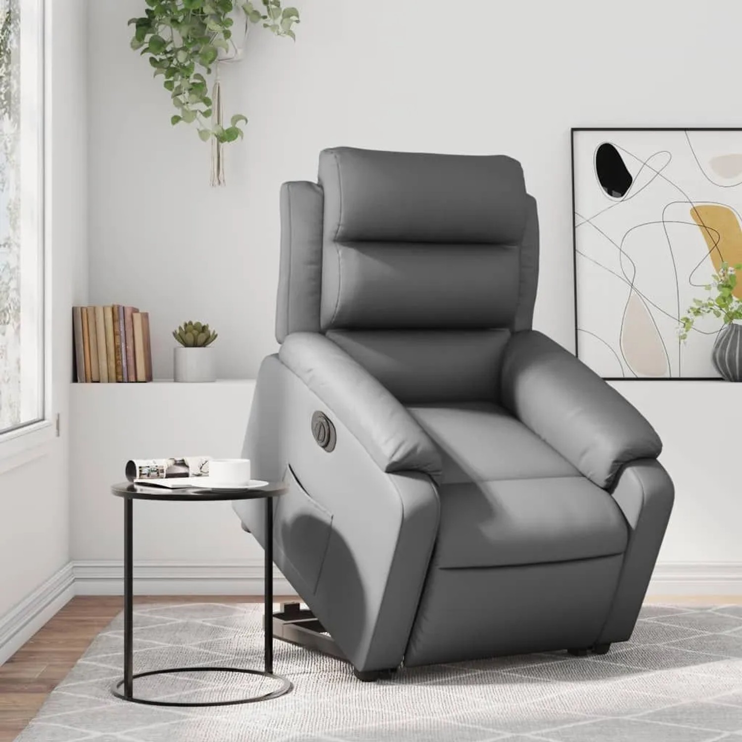 Grauer elektrischer Relaxsessel mit Aufstehhilfe aus Kunstleder, dick gepolstert, in modernem Wohnzimmer.